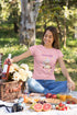 Rosa T-Shirt mit buntem sitzenden Einhorn mit vilen farbigen Sternen. Drolliges T-Shirt für echte Prinzessinnen.
